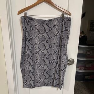 NWT SKIMS Monochrome Snakeskin Pencil Skirt